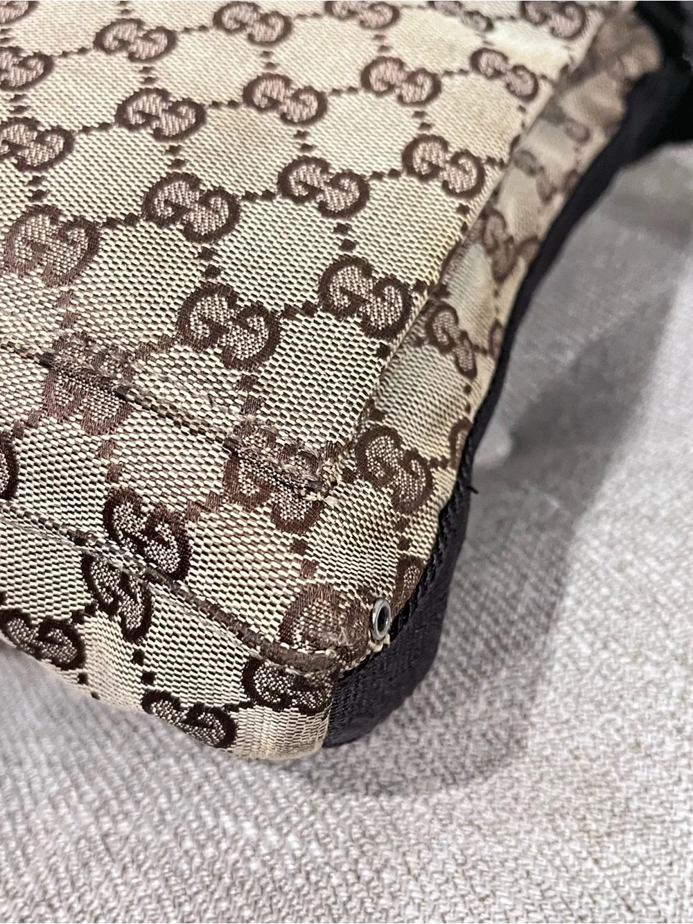 GUCCI GG CANVAS MESSENGER BAG.